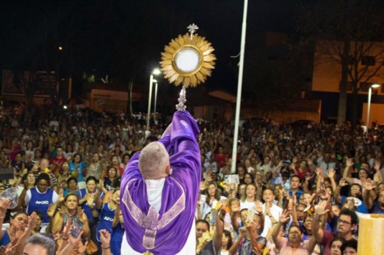 Momento de fé com Pe. Nilton, idealizador da missa / fotos: divulgação