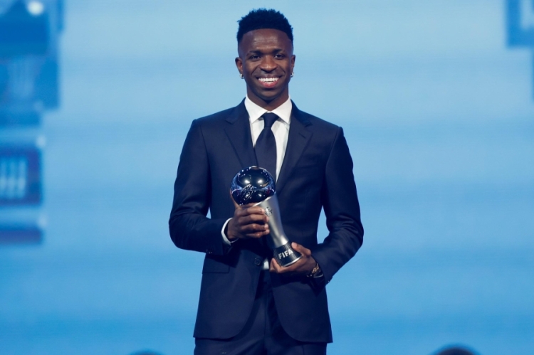 É a primeira vez que Vini Jr. recebe o prêmio “The Best” dado pela entidade máxima do futebol / imagem: reprodução Twitter/X