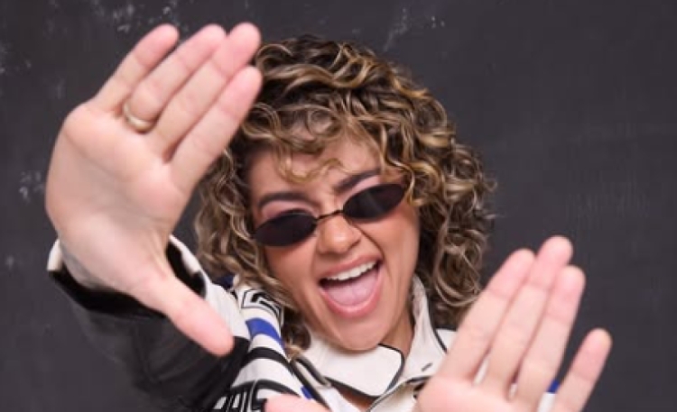 Karenzinha chega ao palco do “Tarde Diferente” direto da Tour pela Europa / imagem: reprodução