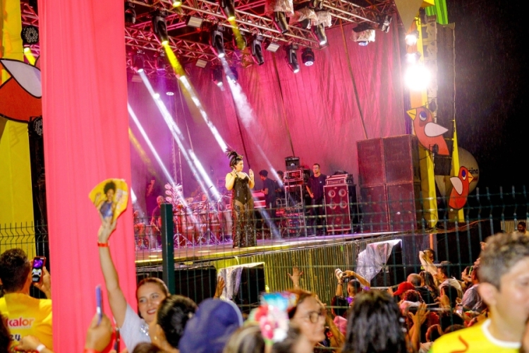 Cantora Maria Rita se apresentando no Carnaval na zona Leste da capital / imagens: divulgação PMT