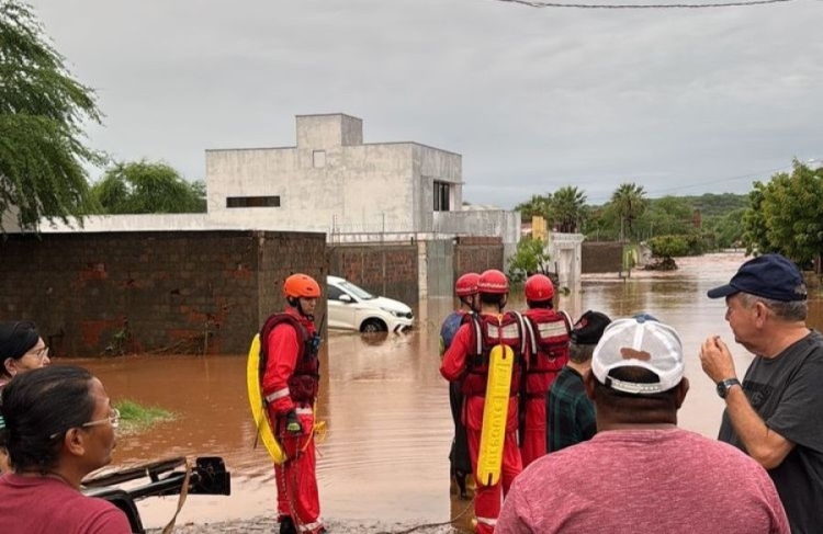 Defesa Civil realizando buscas e monitoramentos nas áreas alagadas / imagens: divulgação