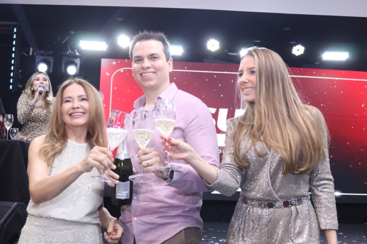 Van Fernandes, Reginaldo Júnior e a esposa, Cecília Kalume / imagens: divulgação