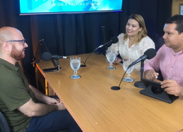 O podcast é conduzido pelos jornalistas Pedro Silva e Bruna Carvalho / imagem: divulgação