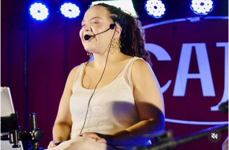 Cantora Adra Lyz / imagem: reprodução Instagram