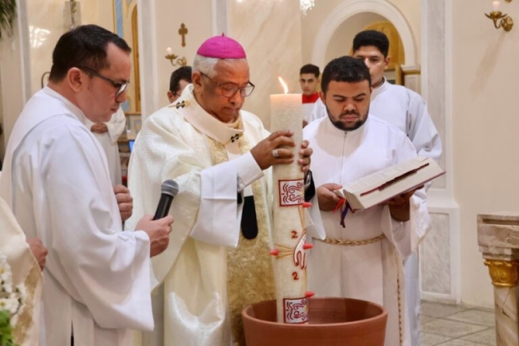 O arcebispo de Teresina segura o Círio Pascal durante a Vigília / imagens: divulgação