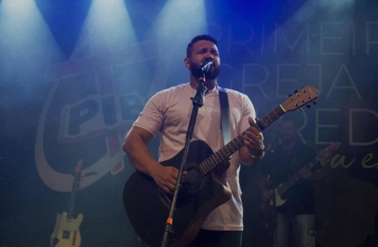 O cantor Israel Salazar é uma das atrações musicais do evento / imagem: reprodução